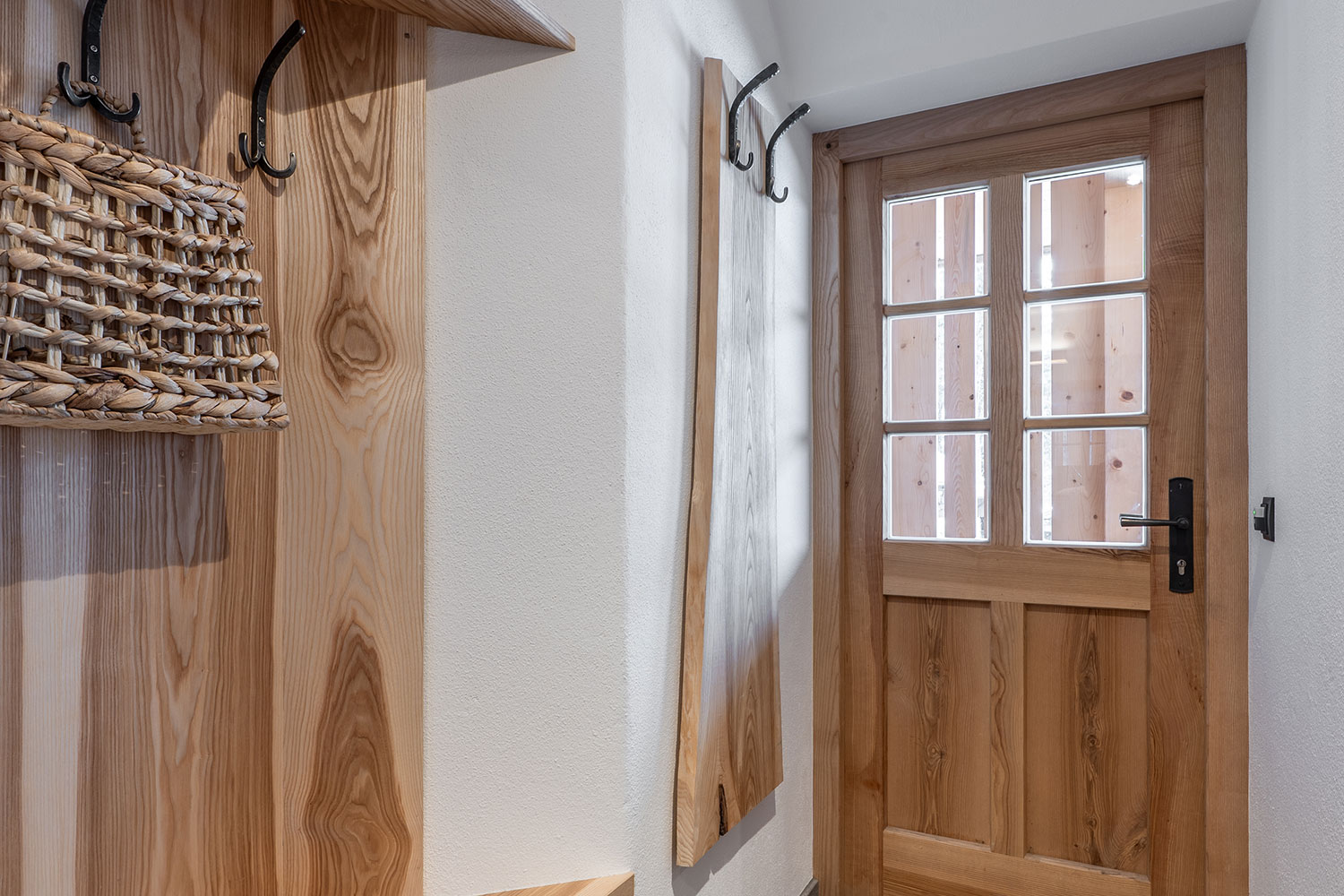 Naturhaus-Leger-Ferienwohnung-Lenggries-Eingangsbereich-mit-Garderobe